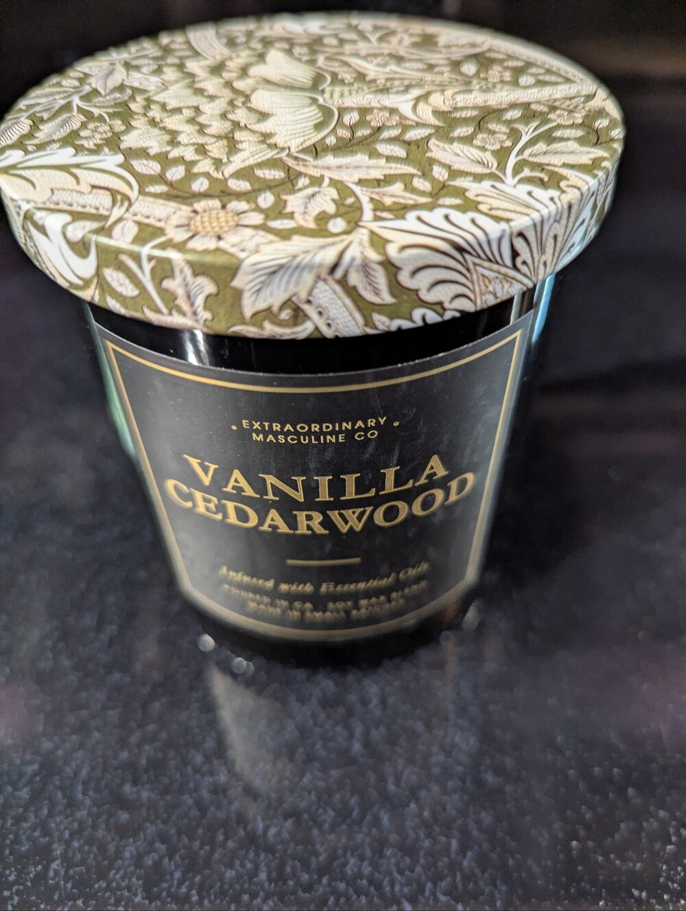 Leoben Candle 9 oz Clean Masculine Scented Soy Wax Single Wick Black w/Green Lid
